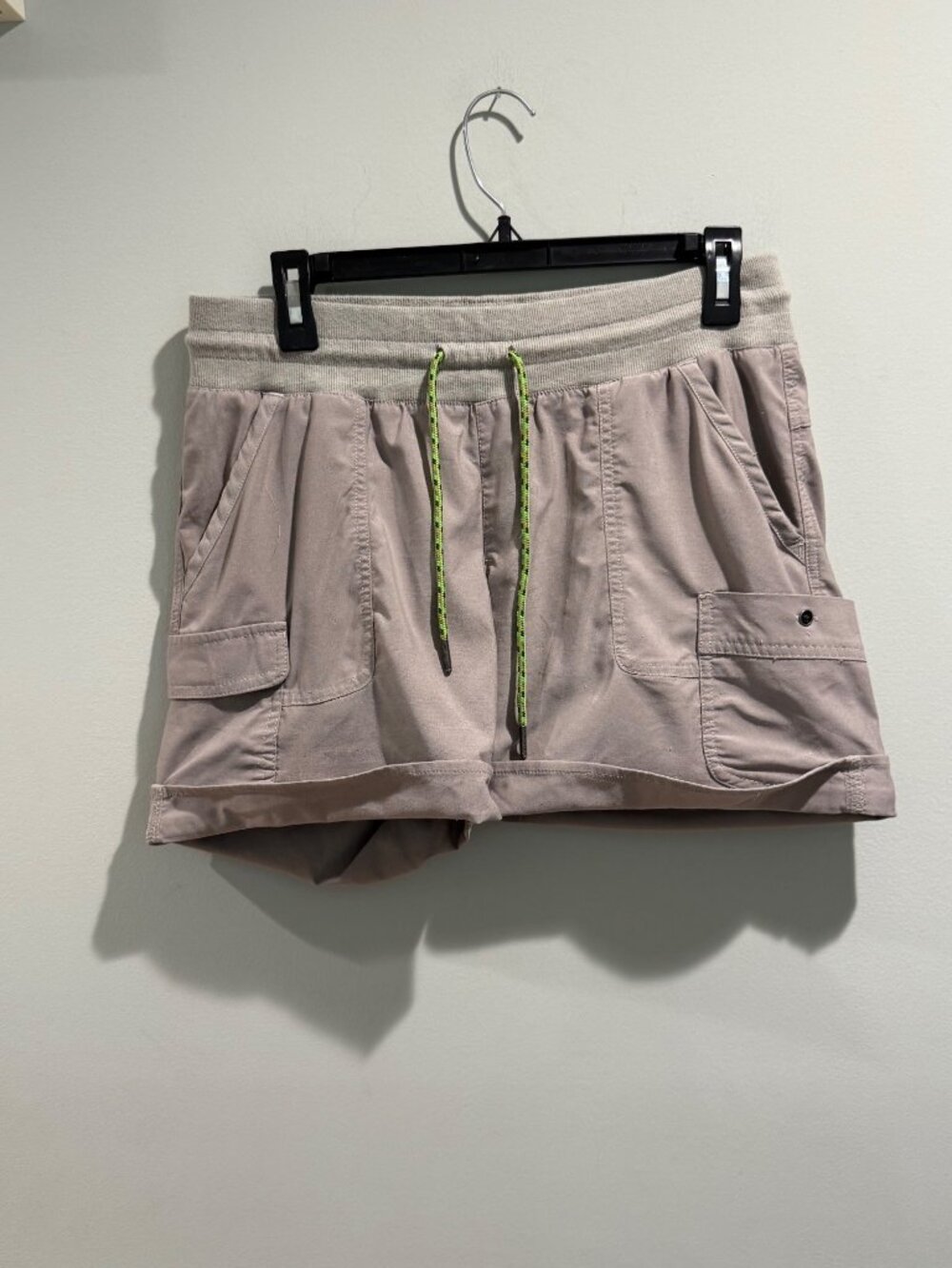 Columbia Sportswear Women's Tan Cargo Hiking Utility Shorts Size Medium